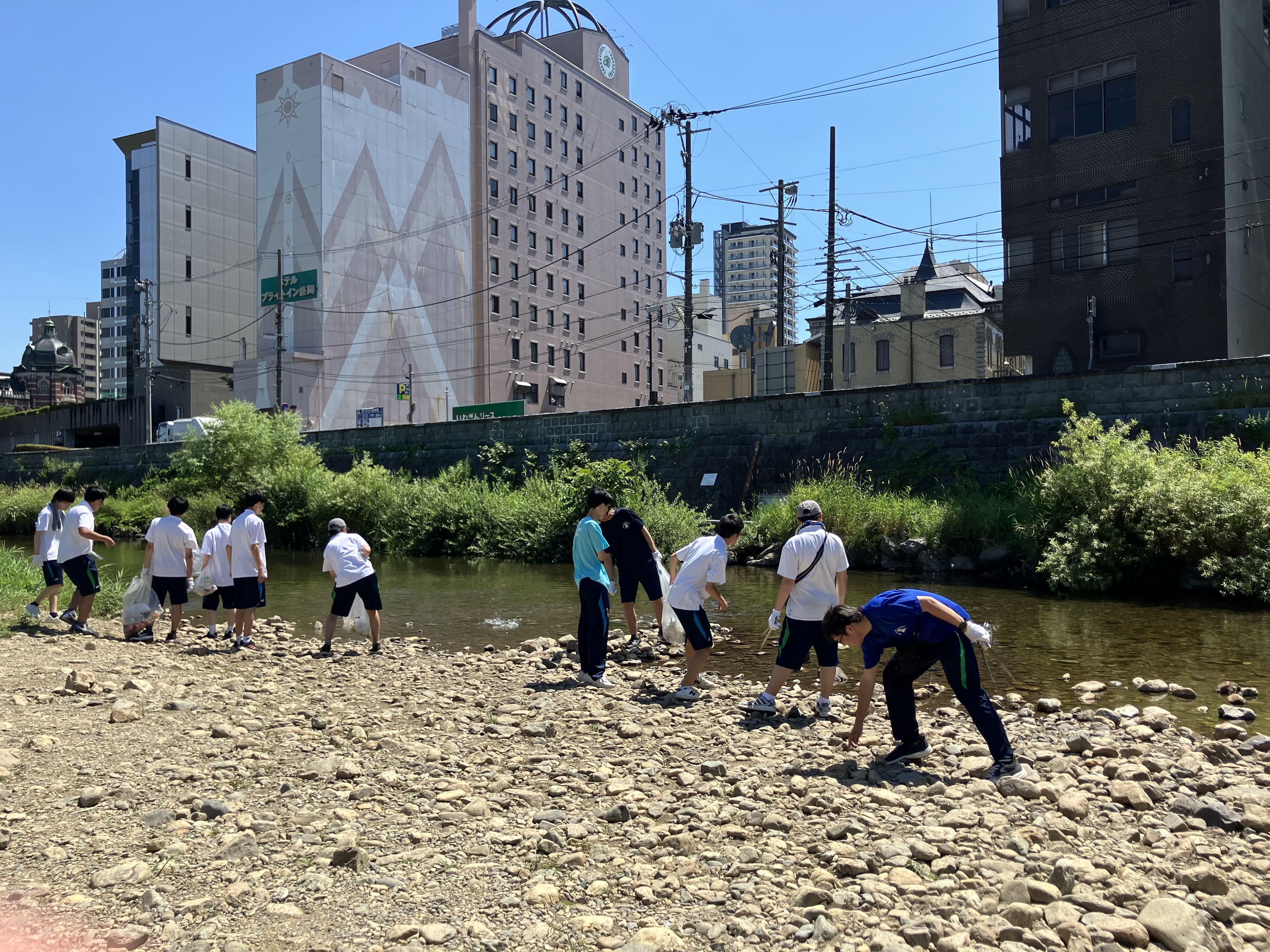 北上川と中津川の川沿い、河川敷